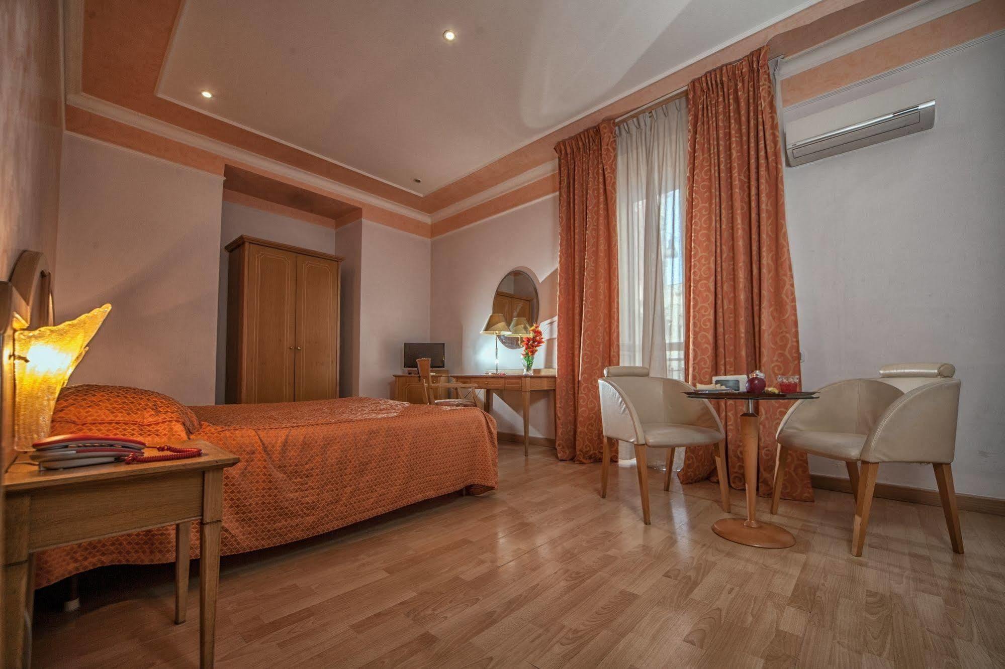 Hotel La Pace Napoli Cameră foto